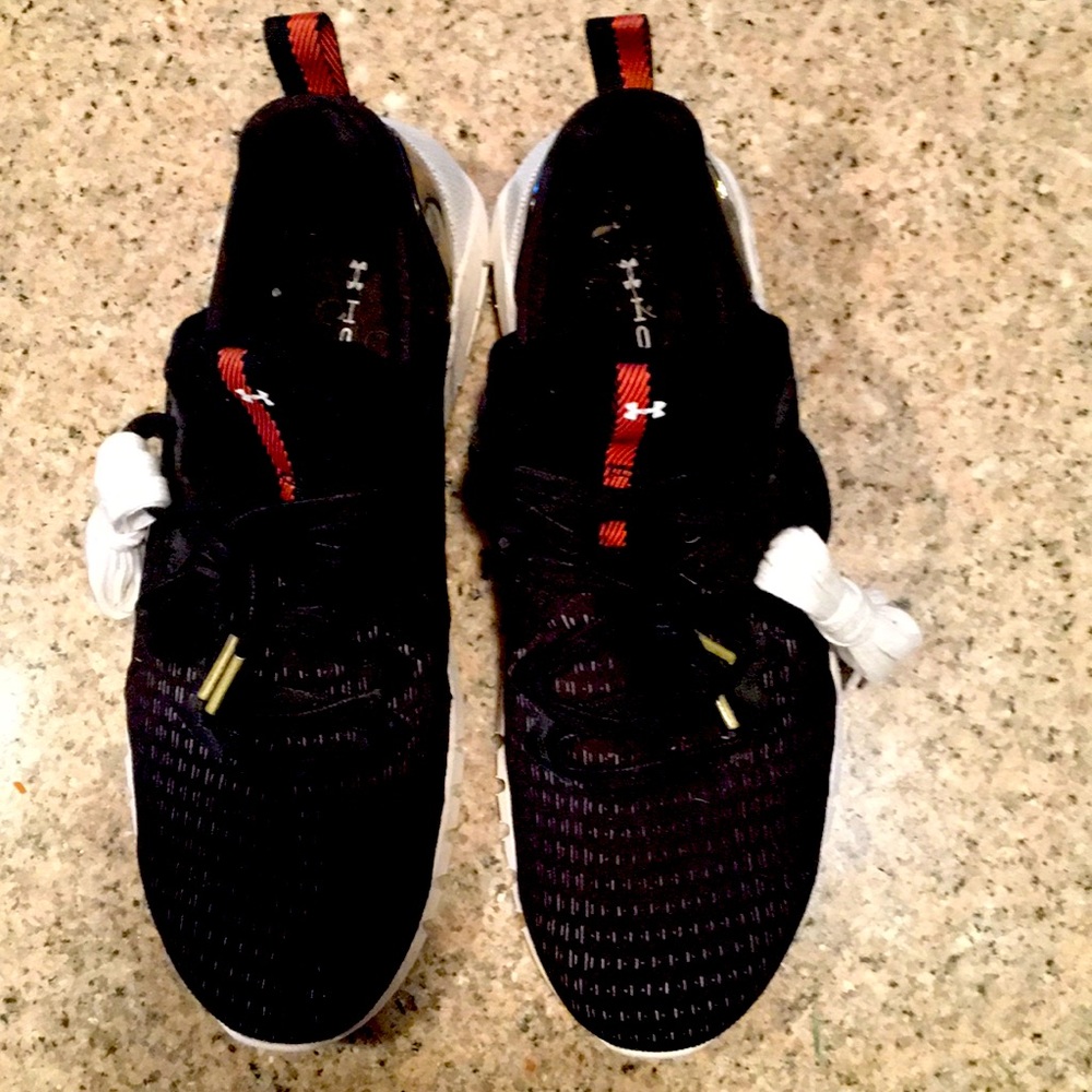 Men’s size 9 UNDER ARMOUR HOVR SLK